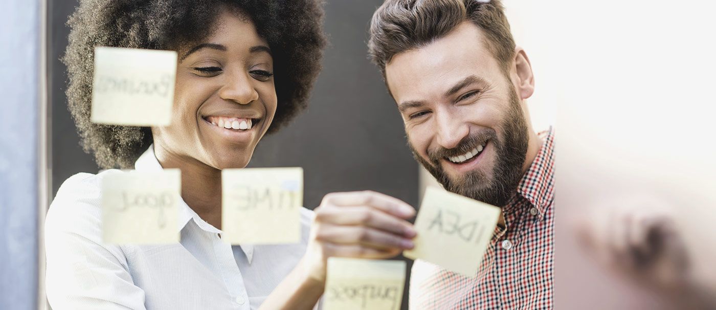 Multikulturelle junge Menschen Beim Arbeiten. Headerbild Übersetzung